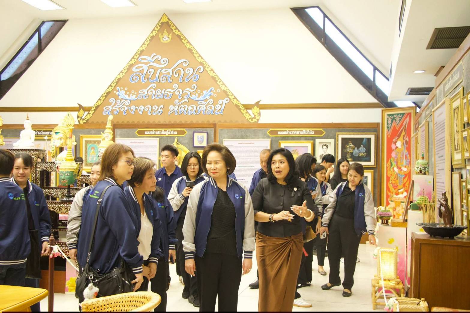 title - ผอ.ศพส. ให้การต้อนรับ ผอก.สกอญ. พร้อมด้วย คณะผู้เข้าร่วมสัมมนาเชิงปฏิบัติการฯ เข้าเยี่ยมชมแผนกฝึกอบรม และพื้นที่ภายในศูนย์ส่งเสริมและพัฒนาอาชีพเสริมนอกภาคการเกษตร